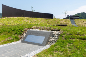 釜石市鵜住居地区防災センター跡地碑